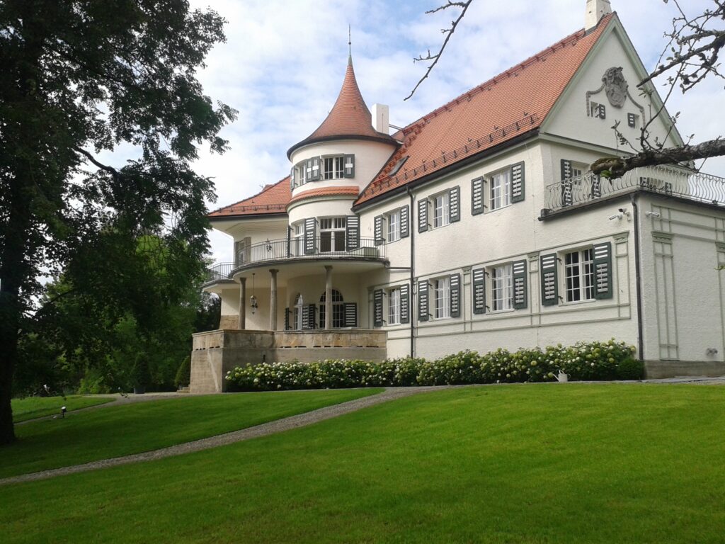 Rasenaussaat auf großer Wiese