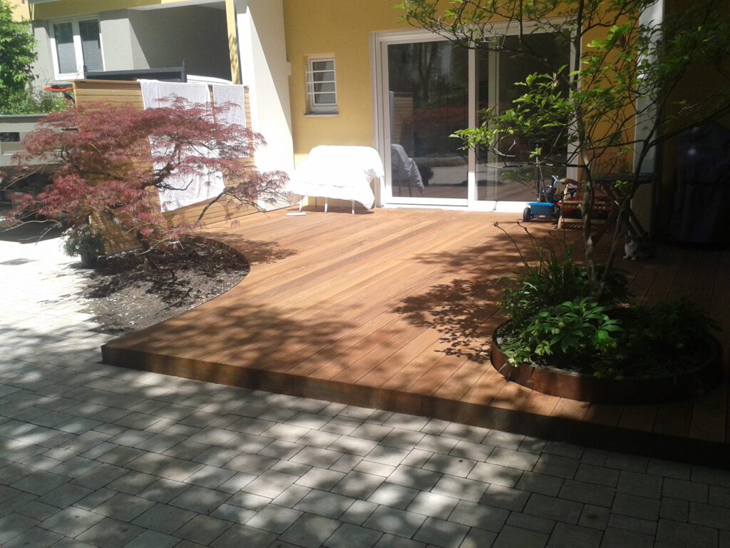 Terrassenbau im Garten am Ammersee durch Naturwerk Oberland
